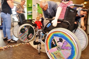 Kinderen Maasziekenhuis pimpen hun rolstoel